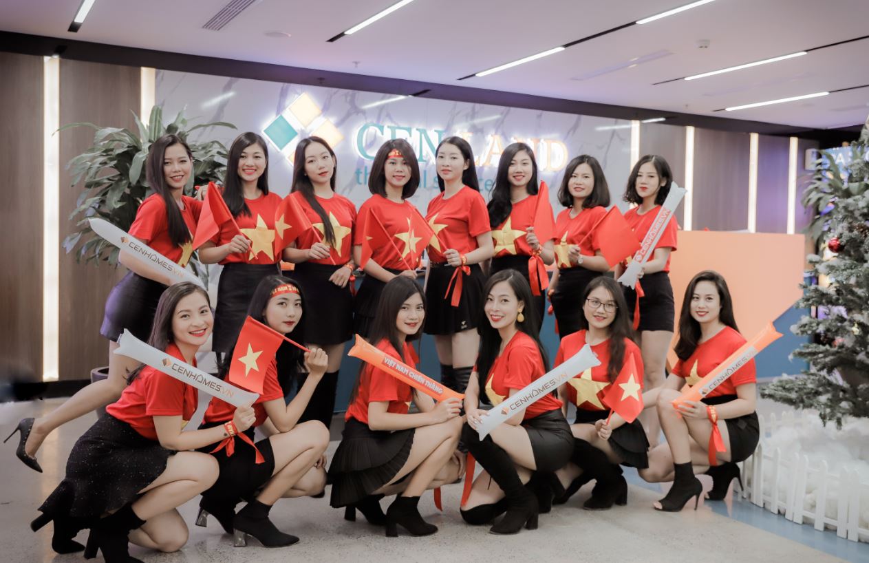 Dàn hot girl “nóng bỏng” CEN GROUP tiếp lửa đội tuyển Việt Nam đêm chung kết AFF Cup 2018