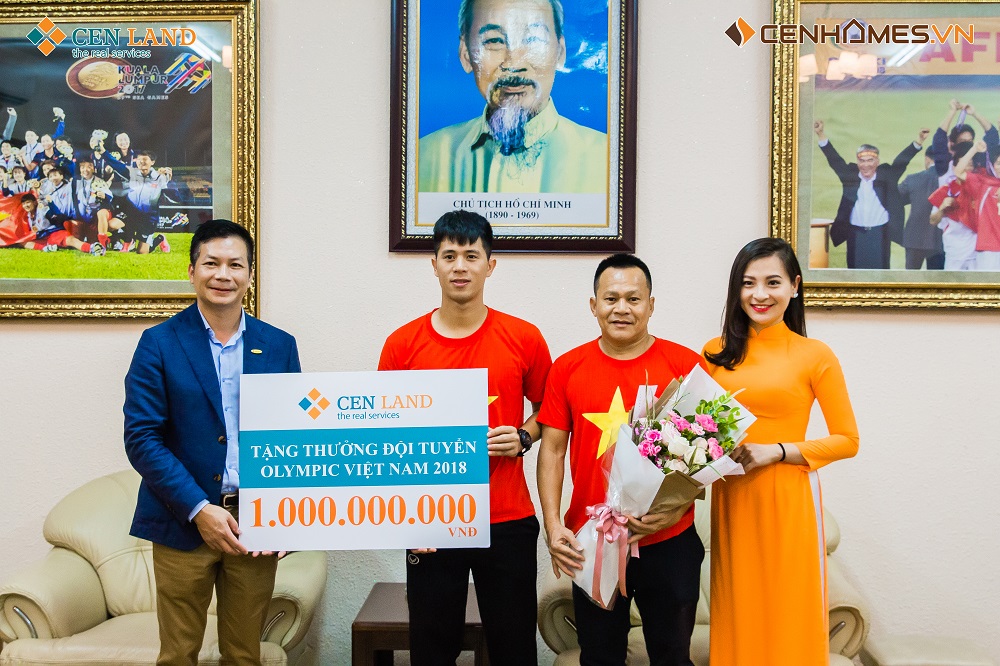 Cen Land gặp gỡ thân mật đội tuyển bóng đá Việt Nam