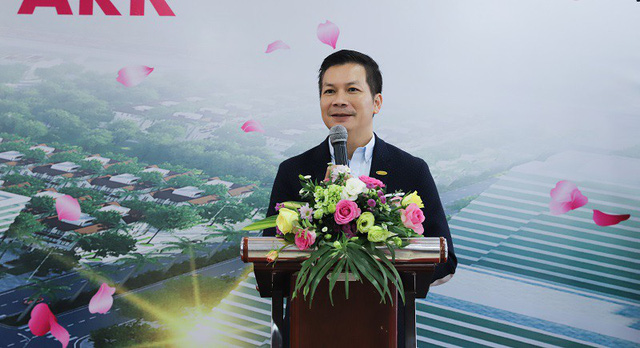 Khách hàng xếp hàng lên xem nhà mẫu