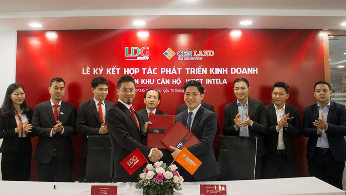 Sự hợp tác giữa Chủ đầu tư uy tín và đơn vị phát triển kinh doanh chuyên nghiệp Lễ ký kết hợp tác hợp tác phát triển kinh doanh giữa Chủ đầu tư (CĐT) LDG Group và CENLAND được diễn ra vào ngày 10/01/2018 tại trụ sở LDG Group (Quận Bình Thạnh, TP.HCM). Submit Có mặt tại buổi lễ, ông Nguyễn Quốc Vy Liêm – Phó Tổng Giám đốc LDG Group cho biết, với hơn 7 năm kinh nghiệm trong việc đầu tư phát triển Bất động sản, LDG Group đã phát triển thành công nhiều dự án khu đô thị, khu căn hộ và khu du lịch tại TP.HCM và các tỉnh lân cận. Từ năm 2017, LDG Group mở rộng phát triển các khu căn hộ thông minh tại Việt Nam, tiêu biểu là Saigon Intela và Hight Intela. Hai dự án này đã cung ứng cho thị trường Bất động sản hàng nghìn căn hộ tiêu chuẩn cao, được đông đảo khách hàng đón nhận. Tiếp nối thành công đó, năm 2018, LDG Group tiếp tục phát triển Khu căn hộ thông minh West Intela ở Khu Tây Sài Gòn. Submit Với mong muốn đưa West Intela đến gần hơn với nhiều đối tượng khách hàng, LDG Group tin tưởng lựa chọn CENLAND trở thành đơn vị phát triển kinh doanh dự án. CENLAND là Top 5 công ty tư vấn môi giới Bất động sản uy tín nhất năm 2017 (Theo Vietnam Report), nhiều năm liên tiếp là đơn vị dẫn đầu thị phần trong lĩnh vực phân phối tiếp thị Bất động sản tại Việt Nam. CENLAND cũng là đơn vị đầu tiên ứng dụng công nghệ trong phân phối Bất động sản khi xây dựng mô hình kinh doanh nền tảng chia sẻ kho hàng dự án thông qua website nghemoigioi.vn. Hiện CENLAND đã xây dựng thành công hệ thống 15.000 Mentor chuyên gia tư vấn, Connector, 500 sàn liên kết,… trên toàn quốc, phân phối thành công hàng chục ngàn đơn vị sản phẩm Bất động sản mỗi năm (tính riêng 2017 là 11 ngàn đơn vị sản phẩm Bất động sản). Với tiềm lực mạnh mẽ về công nghệ và đội ngũ chuyên viên tư vấn chuyên nghiệp rộng khắp, CENLAND cũng là đối tác của hàng trăm các CĐT uy tín bậc nhất tại Việt Nam như: Khang Điền, Phú Long, Trung Thủy, Hà Đô, FLC Group, Gamuda Land Việt Nam, Sun Group, Shunshine Group,… Ông Lê Quang Bình – Phó Tổng Giám đốc CENLAND chia sẻ: “Việc hợp tác với LDG Group trong dự án West Intela, CENLAND tin tưởng sẽ mang đến khách hàng những căn hộ thông minh và đáng sống. CENLAND cũng hy vọng, đây sẽ là sự khởi đầu tốt đẹp, là tiền đề cho sự hợp tác bền vững giữa hai đơn vị trong thời gian tới”. West Intela – Khu căn hộ thông minh khởi đầu cuộc sống hiện đại Khu căn hộ thông minh hướng sông West Intela nằm tại khu Tây Sài Gòn, kết nối vào tuyến đại lộ Võ Văn Kiệt với mật độ dân cư cao, đô thị chỉnh trang và hạ tầng giao thông hoàn thiện. Tọa lạc tại mặt tiền đường An Dương Vương (Quận 8, TP.HCM), từ dự án, cư dân tương lai dễ dàng di chuyển về Trung tâm thành phố, khu ẩm thực Quận 5 và các trung tâm tài chính quận Bình Tân, Quận 6, Quận 8, Quận 1 chỉ trong 10-15 phút di chuyển. Submit West Intela có tổng diện tích gần 3.000m2 với 238 căn hộ được thiết kế theo mô hình căn hộ thông minh công nghệ 4.0. Trong đó, LDG Group sẽ chú trọng đến việc trang bị hệ thống điện thông minh, công nghệ quản lý vận hành khu căn hộ tự động, áp dụng công nghệ thông minh vào hệ thống bãi đỗ xe và an ninh toàn khu… Lựa chọn căn hộ tại West Intela, cư dân sẽ sở hữu một Smart Home với những tính năng ưu việt như khóa cửa vân tay thông minh, công tắc điện cảm biến thông minh, hệ thống báo chỗ đỗ xe thông minh, kết nối cư dân trong khu căn hộ bằng phần mềm chuyên dụng… Tất cả mang đến cho cư dân ở đây một cuộc sống hiện đại, an toàn tuyệt đối và thuận tiện tối đa. Ngoài các tiện ích thông minh, West Intela còn có những tiện ích nội khu chất lượng cao như: hồ bơi Ánh Dương, hệ thống Shop House thương mại, vườn nướng BBQ, nhà trẻ, khu vui chơi công cộng… Dự kiến, Khu căn hộ West Intela sẽ được chính thức ra mắt vào tháng 02/2018. Với những tiện ích thông minh và mức giá vừa phải, căn hộ West Intela rất phù hợp với những người trẻ, những gia đình trẻ. Để biết thêm thông tin về Khu căn hộ thông minh West Intela, liên hệ: Hệ thống Mentor, Connector của http://nghemoigioi.vn (một sản phẩm của CENLAND) Hotline: 0937 64 24 64.