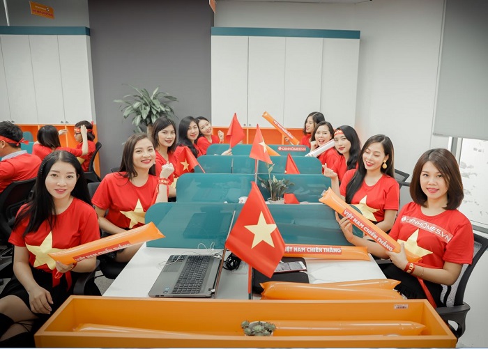 hot girl cengroup cổ vũ đội tuyển Việt Nam