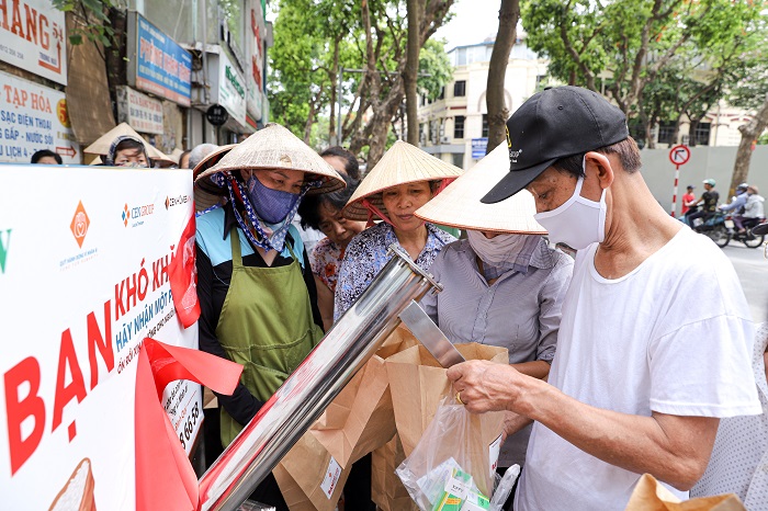 Quỹ Hành động vì Nhân ái Tập đoàn Cen Group khởi động cây ATM gạo miễn phí