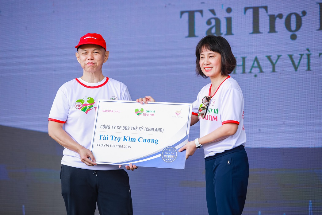Cen Land cùng 9000 người “Chạy vì trái tim 2019”