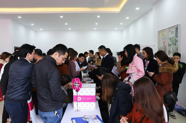 Khách hàng bốc thăm để chọn mua các căn hộ K3 dự án The K – Park